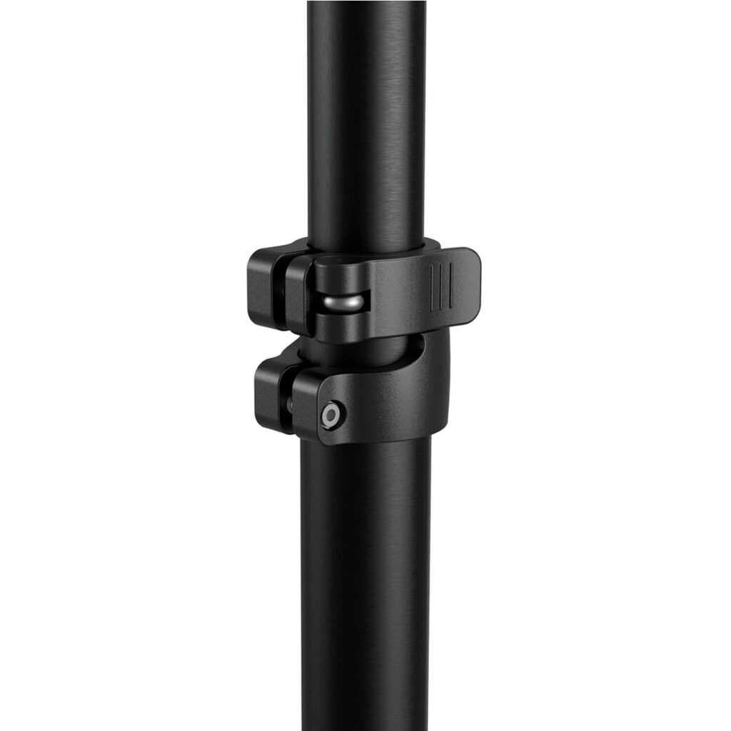 SmallRig-3736-3 Lähikuva mustasta metallisesta säädettävästä kiinnittimestä, jossa on pikavipu ja joka kiinnittää kaksi lieriömäistä napaa SmallRig 3736 RA-S280 Light Stand Air Cushioned -valotelineeseen.