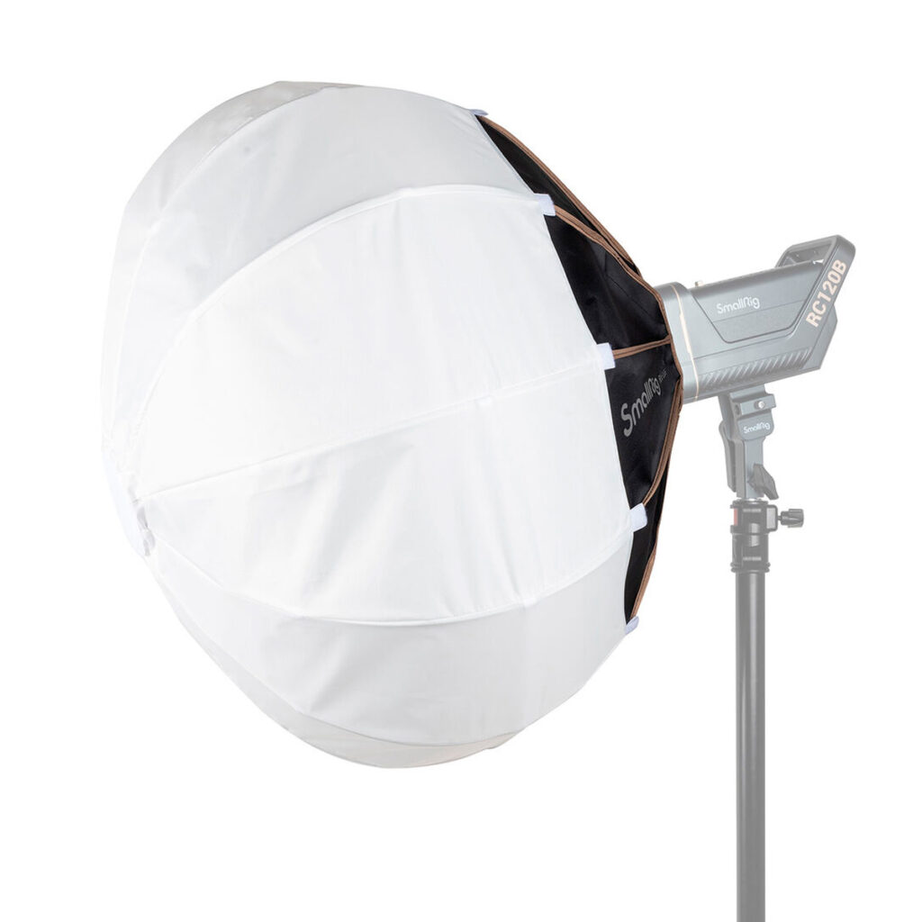 SmallRig-3754 SmallRig 3754 RA-L65 Lantern Softbox on suuri, pyöreä, valkoinen diffuusori, joka on kiinnitetty mustalla jalustalla olevaan studiostroboskooppivalaisimeen, joka on ihanteellinen ammattimaiseen valokuvaukseen.