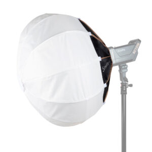 SmallRig-3754 SmallRig 3754 RA-L65 Lantern Softbox on suuri, pyöreä, valkoinen diffuusori, joka on kiinnitetty mustalla jalustalla olevaan studiostroboskooppivalaisimeen, joka on ihanteellinen ammattimaiseen valokuvaukseen.