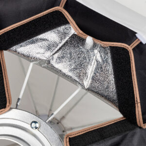 SmallRig-3754-4 Lähikuva SmallRig 3754 RA-L65 Lantern Softboxin sisätilasta, jossa näkyy heijastava hopeinen vuori, mustat kangasreunat, tarrakiinnitys ja metallitangot tukea varten.