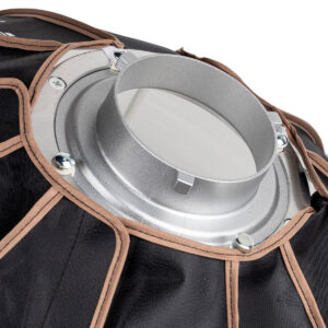 SmallRig-3754-5 Lähikuva SmallRig 3754 RA-L65 Lantern Softboxista, jossa näkyy sen pyöreä metallinen kiinnike, joka on kiinnitetty mustaan kangasrakenteeseen, jossa on ruskea reunus.