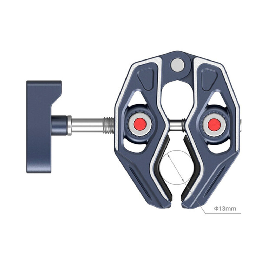 SmallRig-3755-2 Lähikuva SmallRig 3755 Crab-Shaped Clamp -puristimesta sinisessä ja hopeisessa värissä, jossa on kaksi säädettävää leukaa punaisilla pyöreillä korostuksilla ja sivuruuvikahva, joka on avattuna ja sopii halkaisijaltaan 13 mm:n esineelle.