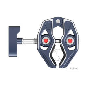 SmallRig-3755-2 Lähikuva SmallRig 3755 Crab-Shaped Clamp -puristimesta sinisessä ja hopeisessa värissä, jossa on kaksi säädettävää leukaa punaisilla pyöreillä korostuksilla ja sivuruuvikahva, joka on avattuna ja sopii halkaisijaltaan 13 mm:n esineelle.