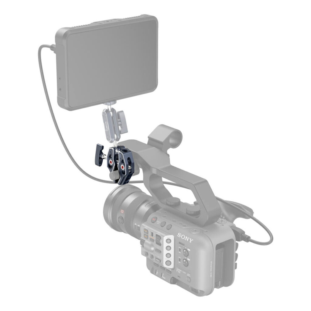 SmallRig-3755-4 Värillinen kameramonitori on kiinnitetty Sony-videokameran (harmaasävyinen) yläpuolelle SmallRig 3755 Crab-Shaped Clampin ja nivelvarren avulla, ja molemmat laitteet on yhdistetty kaapelilla.