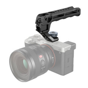 SmallRig-3764 SmallRig 3764 Top Handle with Cold Shoe on esitetty Sony Alpha 7C -peilittömän kameran ja objektiivin yläpuolella, mikä korostaa kahvaa erillisenä lisävarusteena.