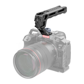 SmallRig-3765 Mustasta metallista valmistettu SmallRig 3765 ARRI Locating Top Handle on asennettu Canon EOS R5 -laitteeseen, jossa on suuri objektiivi. Kahvassa on kuvioitu ote ja useita kiinnityspisteitä, jotka näkyvät täysissä väreissä kameran näyttäessä haalistuneelta.