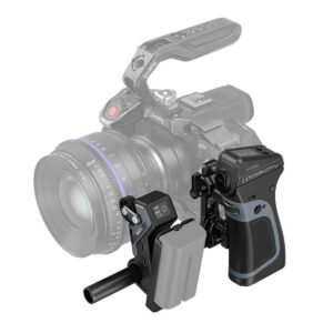 SmallRig-3782-2 SmallRig 3782 Magic Fiz Wireless Follow Focus Handgrip Kit on ammattikäyttöön tarkoitettu kamerakalustosarja, jossa on suuri objektiivi, irrotettava yläkahva, asennettu seurantatarkennusyksikkö ja langaton ohjainkahva, jotkin osat näkyvät puoliksi läpinäkyvinä.