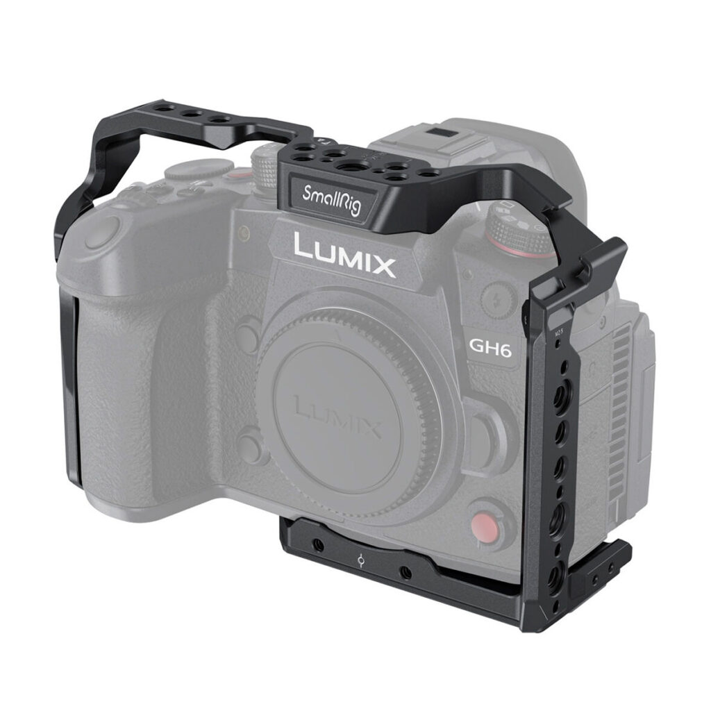SmallRig-3784 SmallRig 3784 Cage for Panasonic Lumix GH6 on asennettu kameraan, mikä lisää useita lisävarusteiden kiinnityspisteitä. Lumix GH6 näkyy osittain harmaana, jotta huomio kiinnittyisi mustaan häkkiin.
