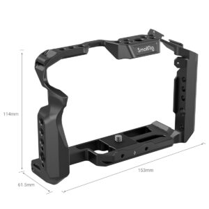 SmallRig-3784-2 SmallRig 3784 Cage for Panasonic Lumix GH6 on musta metallihäkki, jossa on SmallRig-logo oikealla ylhäällä, ja siinä on useita kierteitettyjä reikiä, kahvat ja mitat 114 mm korkea x 153 mm leveä x 61,5 mm syvä.