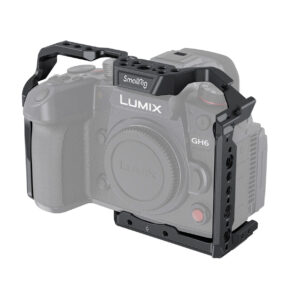 SmallRig-3784 SmallRig 3784 Cage for Panasonic Lumix GH6 on asennettu kameraan, mikä lisää useita lisävarusteiden kiinnityspisteitä. Lumix GH6 näkyy osittain harmaana, jotta huomio kiinnittyisi mustaan häkkiin.