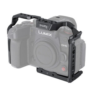SmallRig-3784 SmallRig 3784 Cage for Panasonic Lumix GH6 on asennettu kameraan, mikä lisää useita lisävarusteiden kiinnityspisteitä. Lumix GH6 näkyy osittain harmaana, jotta huomio kiinnittyisi mustaan häkkiin.