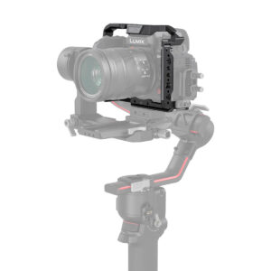SmallRig-3784-5 SmallRig 3784 Cage -kamerahäkillä varustettu Panasonic Lumix GH6 on asennettu puoliksi läpinäkyvään elektroniseen gimbaliin, joka korostaa kameraa ja häkkiä pääkohteena.
