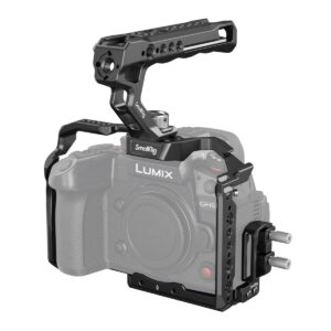 Osittain läpinäkyvässä kuvassa on Panasonic Lumix GH6, joka on varustettu mustalla metallisella SmallRig 3785 Cage Kitillä, jossa on yläkahva parempaa otetta varten ja ylimääräisiä kiinnitysmahdollisuuksia videotarvikkeille.