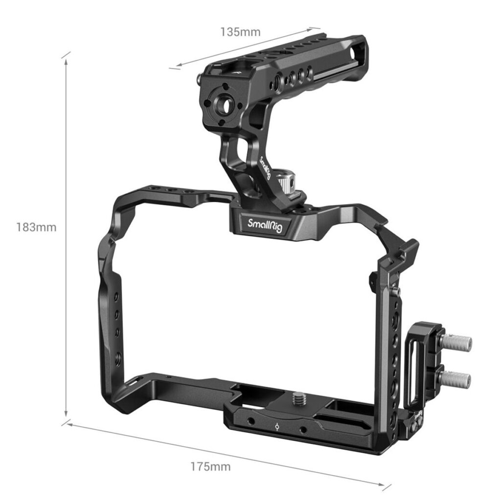 SmallRig 3785 Cage Kit Panasonic Lumix GH6:lle on musta metallinen kamerahäkki, jossa on yläkahva ja jonka mitat ovat 183 mm korkea, 175 mm leveä ja 135 mm kahvan pituus. Siinä on useita kiinnityspisteitä ja kiinnitysruuveja.