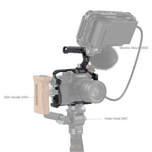 SmallRig 3785 Cage Kit for Panasonic Lumix GH6 on esitetty jalustalla, jossa on merkittyjä lisävarusteita: puinen sivukahva (2093), monitorikiinnike (2903) näytöllä ja videopää (3457) kiinnitystä ja sulavaa liikettä varten.