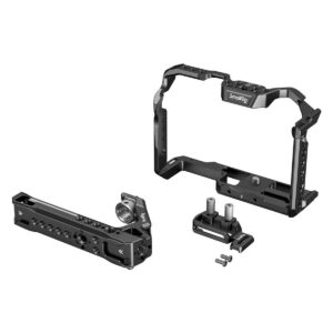 SmallRig 3785 Cage Kit Panasonic Lumix GH6:lle, kuvassa valkoisella taustalla, sisältää mustan metallikehyksen, sivukahvan, asennuslevyn ja ruuvit kameran suojaamiseen ja lisävarusteiden kiinnittämiseen.