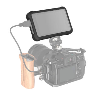 SmallRig-3788-3 Suuri ulkoinen monitori liitetään kaapelilla ammattikäyttöön tarkoitettuun kamerarigiin käyttämällä SmallRig 3788 Cage Kit for Atomos Ninja V/V+ -mallia, joka sisältää puisen sivukahvan ja häkin vakautta ja lisävarusteiden kiinnitystä varten.