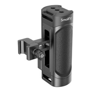 SmallRig-3813-2 SmallRig 3813 Mini NATO Side Handle on musta kamerakahva, jossa on kuvioidut sivut, useita kiinnitysreikiä ja kiinnike kameran kiinnittämistä varten.