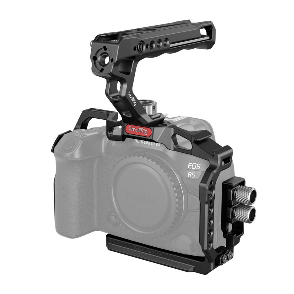 SmallRig-3830 SmallRig 3830 Handheld Kit for Canon EOS R5/R6/R5C, jossa on musta kamerahäkki, jossa on yläkahva, on asennettu puoliksi läpinäkyvään Canon EOS R5 -kameraan, mikä korostaa häkin rakennetta ja kiinnityskohtia.