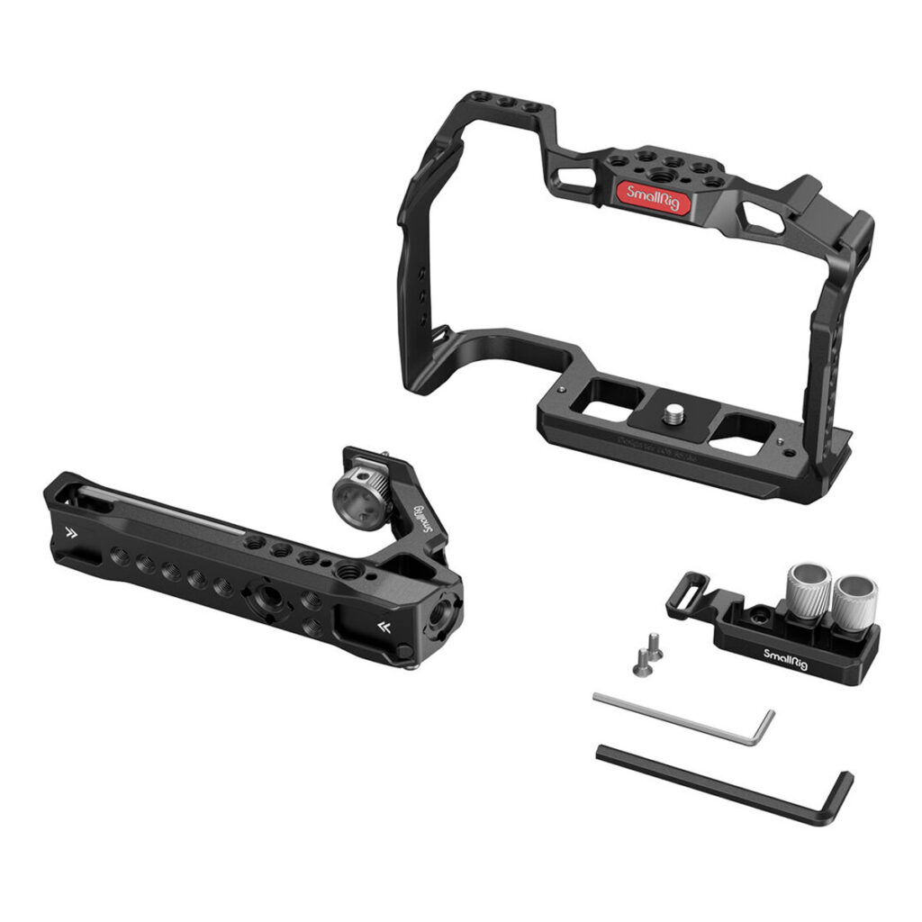 SmallRig-3830-3 SmallRig 3830 Handheld Kit Canon EOS R5/R6/R5C:lle sisältää mustan metallisen kamerahäkin, jossa on useita kiinnityspisteitä, sivukahvan, kiinnitystarvikkeet ja kaksi kuusiokoloavainta, kaikki valkoisella pohjalla.