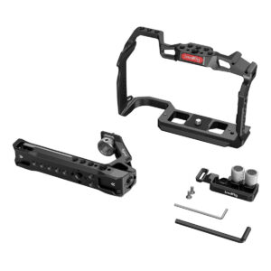 SmallRig-3830-3 SmallRig 3830 Handheld Kit Canon EOS R5/R6/R5C:lle sisältää mustan metallisen kamerahäkin, jossa on useita kiinnityspisteitä, sivukahvan, kiinnitystarvikkeet ja kaksi kuusiokoloavainta, kaikki valkoisella pohjalla.
