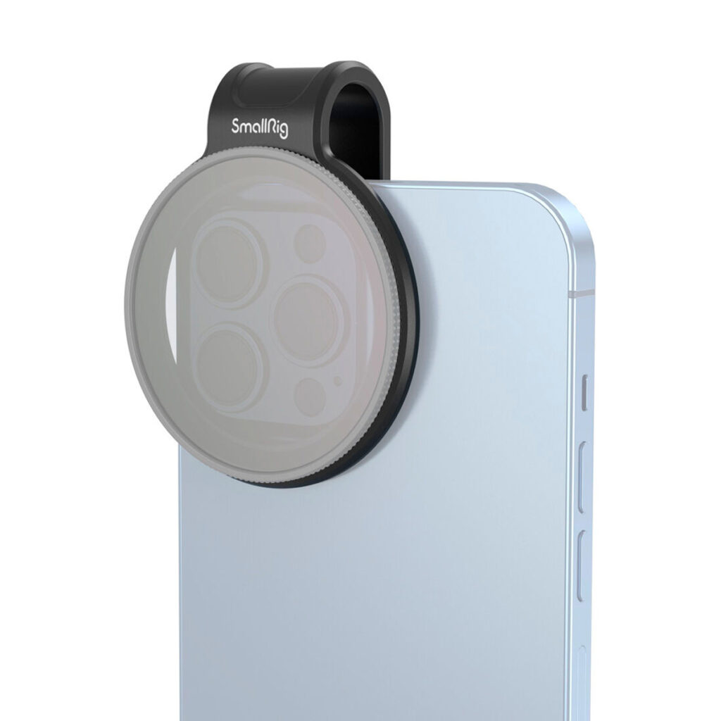 SmallRig-3845 SmallRig 3845 52mm Magnetic Filter Clip for Mobile Phone on kiinnitetty vaaleansinisen älypuhelimen kamera-alueen päälle ja peittää sen linssit samalla kun puhelimen sivupainikkeet jäävät näkyviin.