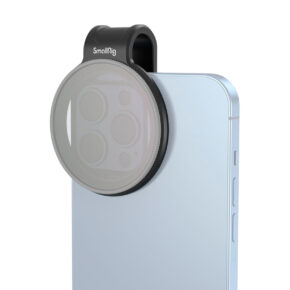 SmallRig-3845 SmallRig 3845 52mm Magnetic Filter Clip for Mobile Phone on kiinnitetty vaaleansinisen älypuhelimen kamera-alueen päälle ja peittää sen linssit samalla kun puhelimen sivupainikkeet jäävät näkyviin.