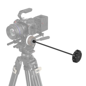 SmallRig-3851-2 SmallRig 3851 Follow Focus Whip ja nuppi näytetään yksityiskohtaisesti ammattimaisessa videokamera-asetelmassa, jossa on jalusta, kun taas muu laitteisto häivytetään pehmeästi taustalle.