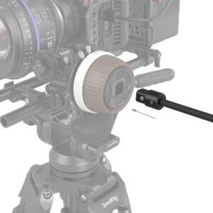 SmallRig-3851-3 Lähikuva SmallRig 3851 Follow Focus Whip -piiskasta kiinnitettynä kameralaitteistoon, jossa korostuvat yksityiskohtaiset kameralaitteen osat jalustalla.