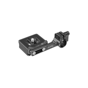 SmallRig-3853-5 SmallRig 3853 Quick Release Plate with 15mm Rod Clamp on musta metallinen kameran lisävarustekiinnike, jossa on neliönmuotoinen pohja, säätöruuvit ja lieriömäinen sauvan kiinnityspiste, kuvassa valkoista taustaa vasten.