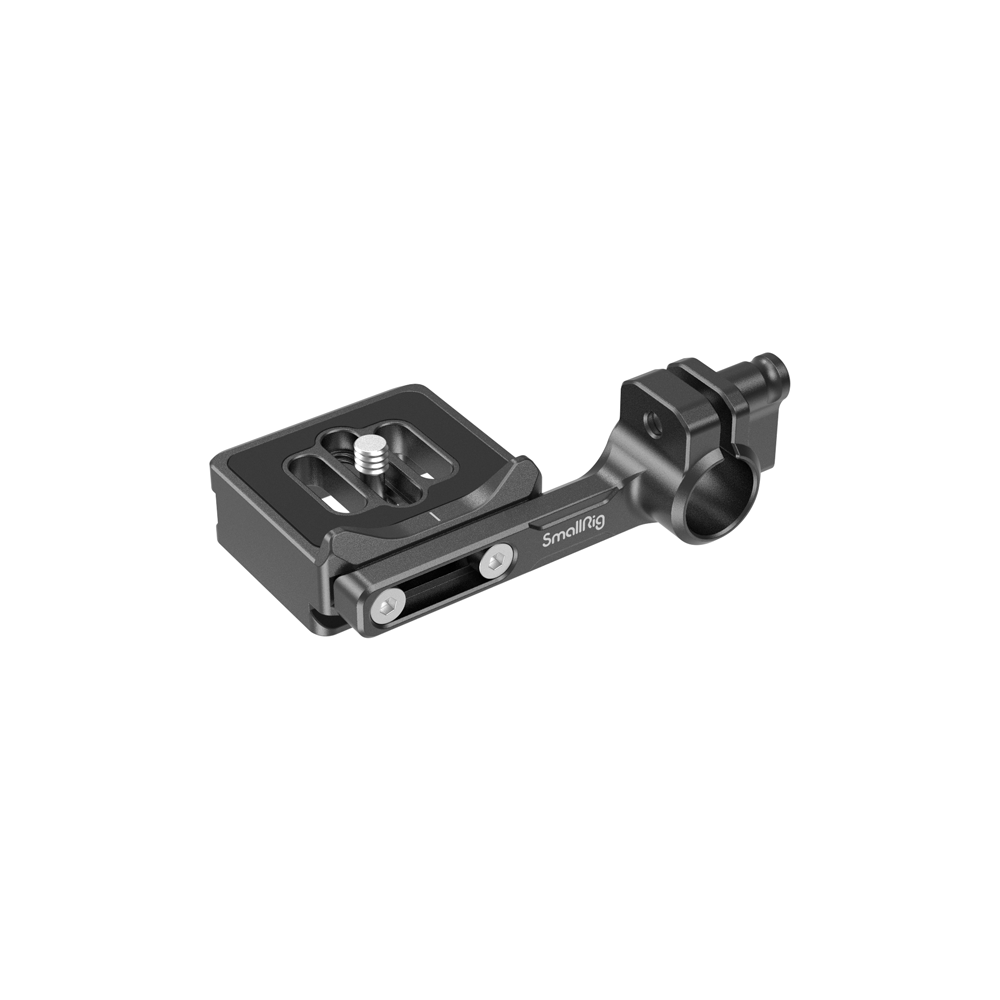 SmallRig-3853-5 SmallRig 3853 Quick Release Plate with 15mm Rod Clamp on musta metallinen kameran lisävarustekiinnike, jossa on neliönmuotoinen pohja, säätöruuvit ja lieriömäinen sauvan kiinnityspiste, kuvassa valkoista taustaa vasten.