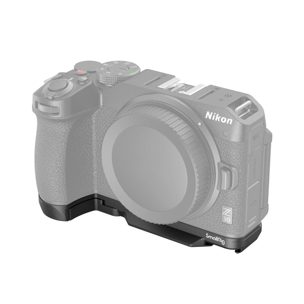 SmallRig-3857-1 Nikon Z30 -kameran runko ilman objektiivia, kuvassa pohjassa musta SmallRig 3857 Baseplate for Nikon Z30.