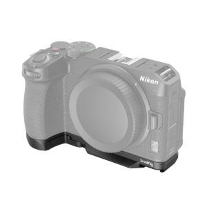 SmallRig-3857-1 Nikon Z30 -kameran runko ilman objektiivia, kuvassa pohjassa musta SmallRig 3857 Baseplate for Nikon Z30.