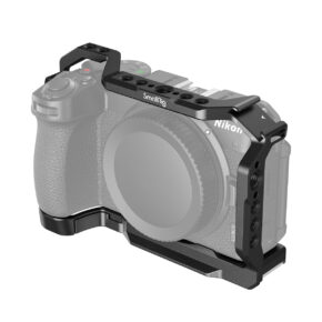 SmallRig 3858 Cage for Nikon Z30 asennetaan Nikon-kameraan, ja se tarjoaa paremman suojan ja lukuisia lisävarustekiinnikkeitä. Kamera on esitetty harmaasävyisenä, jolloin musta häkki korostuu.