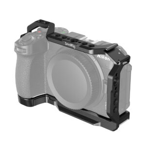 SmallRig-3858-1 SmallRig 3858 Cage for Nikon Z30 asennetaan Nikon-kameraan, ja se tarjoaa paremman suojan ja lukuisia lisävarustekiinnikkeitä. Kamera on esitetty harmaasävyisenä, jolloin musta häkki korostuu.