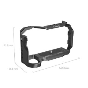 SmallRig-3858-2 SmallRig 3858 Cage for Nikon Z30 on musta metallinen kamerahäkki, jonka korkeus on 91,5 mm, syvyys 56,8 mm ja leveys 142,0 mm ja jossa on useita kiinnitysreikiä ja ruuvipohja kameran turvallista kiinnittämistä varten.