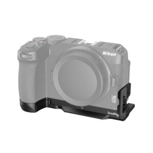 SmallRig-3860-1 Kuvassa on Nikon Z30 -kamera (harmaalla kuvassa), jonka jalustaan ja sivuun on kiinnitetty musta SmallRig 3860 L-Bracket for Nikon Z30.