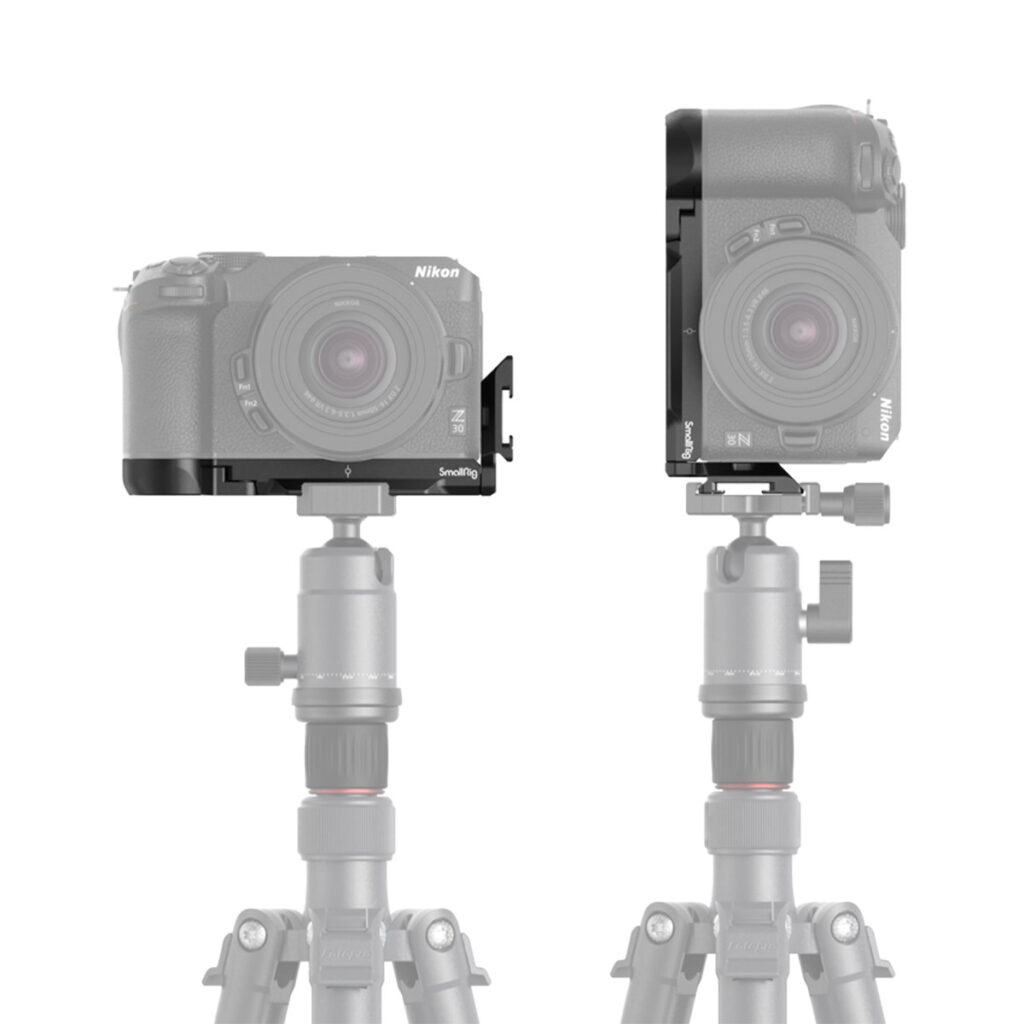 SmallRig-3860-3 Kaksi jalustalle kiinnitettyä Nikon Z30 -kameraa näyttää maisema- (vasemmalla) ja muotokuvasuunnat (oikealla), molemmat kiinnitetty SmallRig 3860 L-telineellä. Jalustat ja kamerat on esitetty puoliksi läpinäkyvästi.