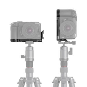 SmallRig-3860-3 Kaksi jalustalle kiinnitettyä Nikon Z30 -kameraa näyttää maisema- (vasemmalla) ja muotokuvasuunnat (oikealla), molemmat kiinnitetty SmallRig 3860 L-telineellä. Jalustat ja kamerat on esitetty puoliksi läpinäkyvästi.