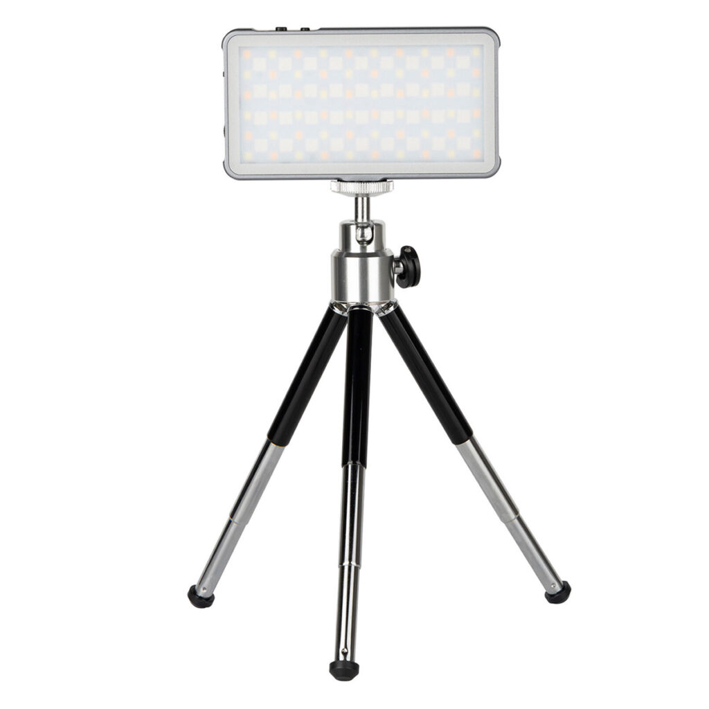 SmallRig-3861-1 SmallRig 3861 Vibe P96L RGB Video Light with Tripod Kit on suorakulmainen LED-valo, joka on asennettu kompaktille, säädettävälle kolmella mustalla metallijalalla varustetulle jalustalle valkoista taustaa vasten.