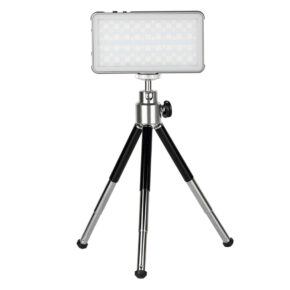 SmallRig-3861-1 SmallRig 3861 Vibe P96L RGB Video Light with Tripod Kit on suorakulmainen LED-valo, joka on asennettu kompaktille, säädettävälle kolmella mustalla metallijalalla varustetulle jalustalle valkoista taustaa vasten.