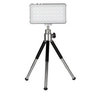 SmallRig-3861-1 SmallRig 3861 Vibe P96L RGB Video Light with Tripod Kit on suorakulmainen LED-valo, joka on asennettu kompaktille, säädettävälle kolmella mustalla metallijalalla varustetulle jalustalle valkoista taustaa vasten.