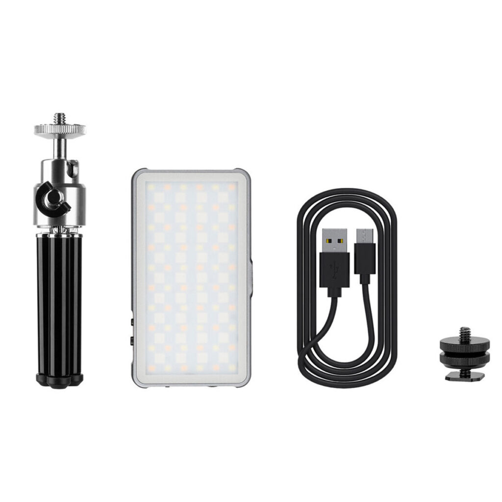 SmallRig-3861-3 SmallRig 3861 Vibe P96L RGB Video Light with Tripod Kit sisältää LED-paneelin, pienen jalustan, USB-latauskaapelin ja kaksi kiinnityssovitinta, jotka kaikki näkyvät siististi valkoisella pohjalla.