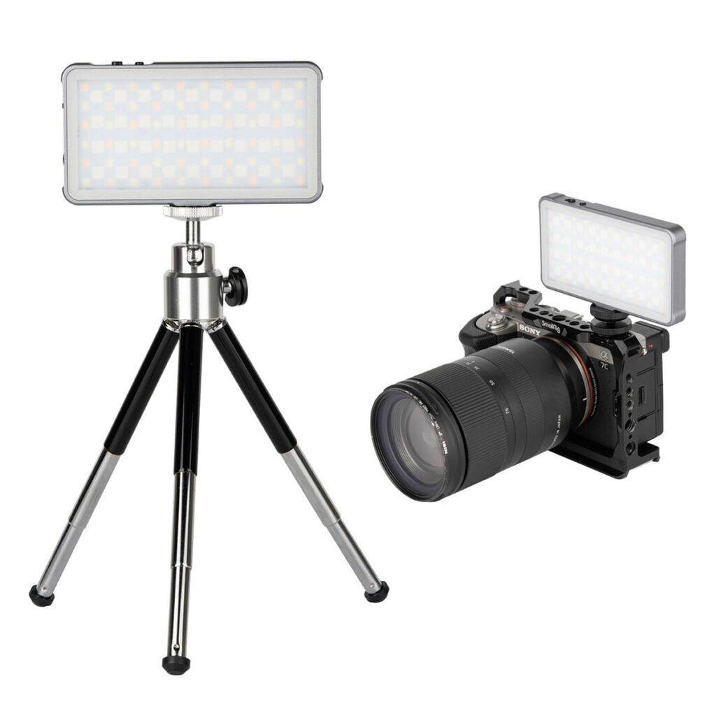 SmallRig-3861-4 SmallRig 3861 Vibe P96L RGB Video Light with Tripod Kit -valaisin on kuvassa valaistuna, kiinnitettynä pieneen jalustaan ja kiinnitettynä myös suurella objektiivilla varustetun digitaalikameran yläosaan.