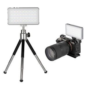 SmallRig-3861-4 SmallRig 3861 Vibe P96L RGB Video Light with Tripod Kit -valaisin on kuvassa valaistuna, kiinnitettynä pieneen jalustaan ja kiinnitettynä myös suurella objektiivilla varustetun digitaalikameran yläosaan.