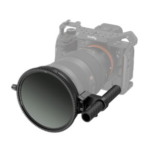 SmallRig-3864-1 SmallRig 3864 95mm CPL-VND -suodatinsarja sauvakiinnikkeellä kiinnitetään kameraan mattapintaisella laatikolla ja kahdella sylinterimäisellä sivukahvalla, jotka vähentävät häikäisyä ja parantavat kuvanlaatua; kameran runko ja häkki ovat puoliksi läpinäkyviä.