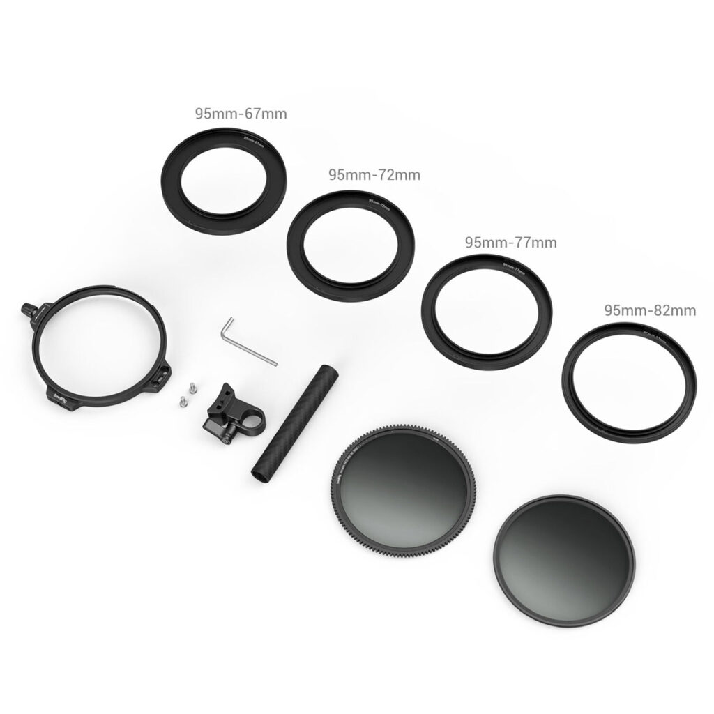 SmallRig-3864-2 SmallRig 3864 95mm CPL-VND -suodatinsarja sauvakiinnikkeellä sisältää neljä sovitinrengasta (95mm-67mm, 95mm-72mm, 95mm-77mm, 95mm-82mm), kaksi ympyräsuodatinta, kiinnitystelineen, ruuvit, kuusiokoloavaimen ja sauvan.