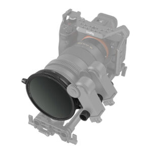 SmallRig-3864-4 Lähikuva SmallRig 3864 95mm CPL-VND Filter Kit with Rod Clamp -suodatinsarjasta, joka on kiinnitetty kameraan ja jossa korostetaan vaaleanharmaita ammattitarvikkeita elokuva- tai videotuotantoa varten, keskittyen mattapainolaatikkoon ja suodatinasetukseen.