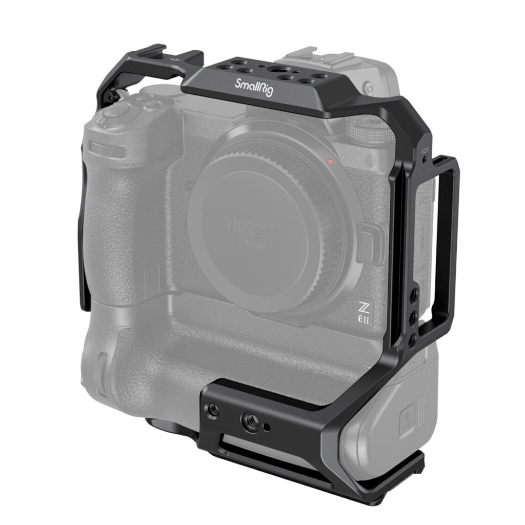 SmallRig-3866 SmallRig 3866 Camera Cage for Nikon Z6II/Z7II with MB-N11 Battery Grip -kuvauskahva esitetään asennettuna puoliksi läpinäkyvään kameraan, jolloin häkin muotoilu ja useat lisävarusteiden kiinnityspisteet näkyvät selvästi.