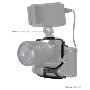 SmallRig-3866-5 Kuvassa on SmallRig 3866 Camera Cage for Nikon Z6II/Z7II with MB-N11 Battery Grip, jonka sisällä on digitaalikamera, yläosassa on näyttö, joka on kiinnitetty 2903:n avulla, ja sivukahva, jossa on merkintä 2425. Monitori ja lisävarusteet näkyvät haalistuneina.